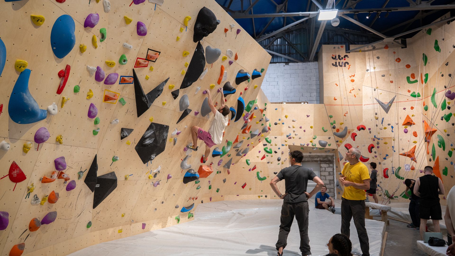 Climbers bouldering inside Ver Var