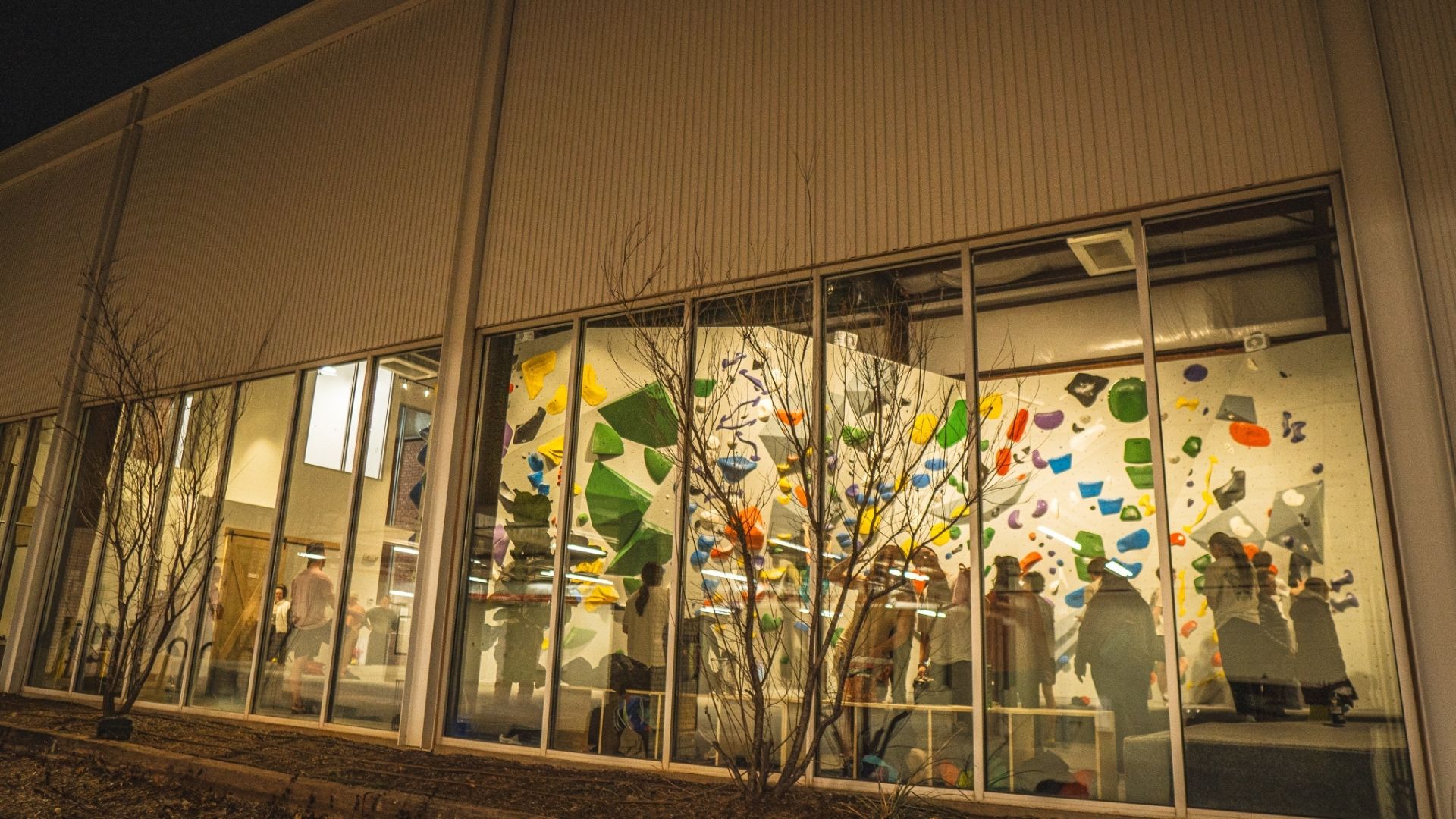 The exterior of Blockworks Midtown, with climbing seen through the windows