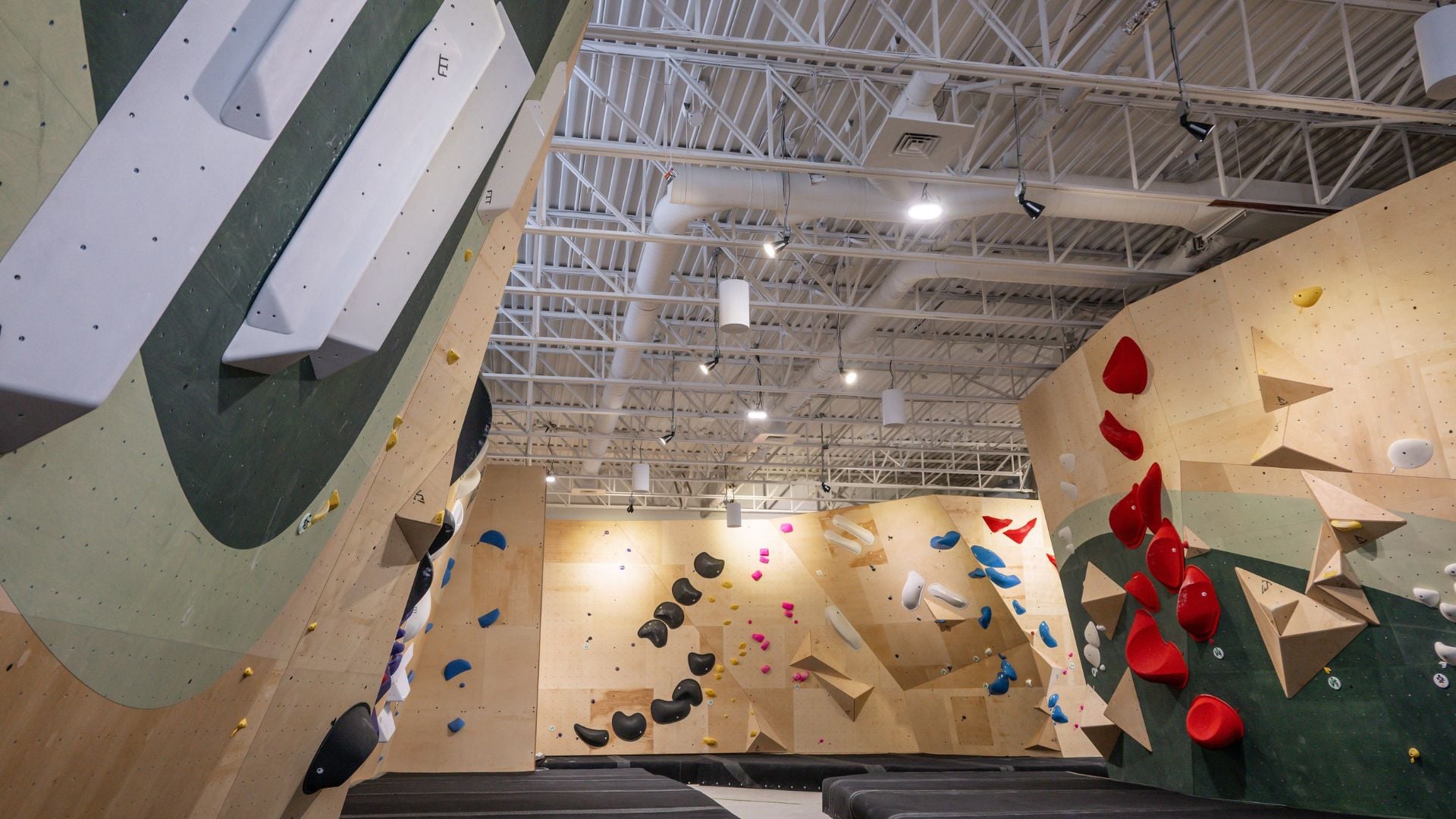 New bouldering walls at Topo Escalade in Saint-Georges, Quebec