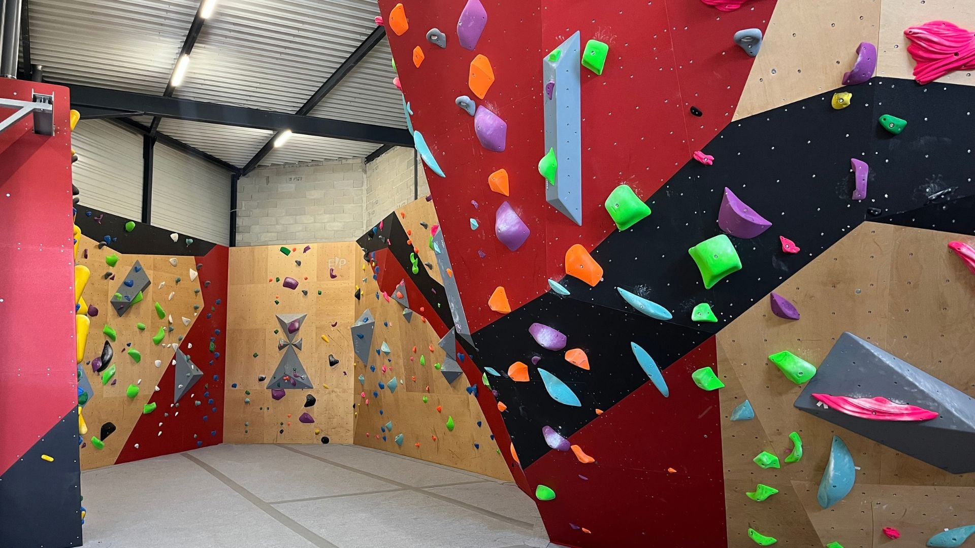 Bouldering walls at Bloc'UP Roquevaire