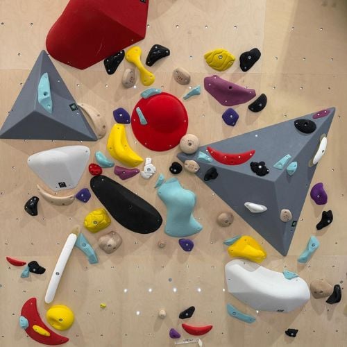 A bouldering wall at MOVE Climbing Hytasa